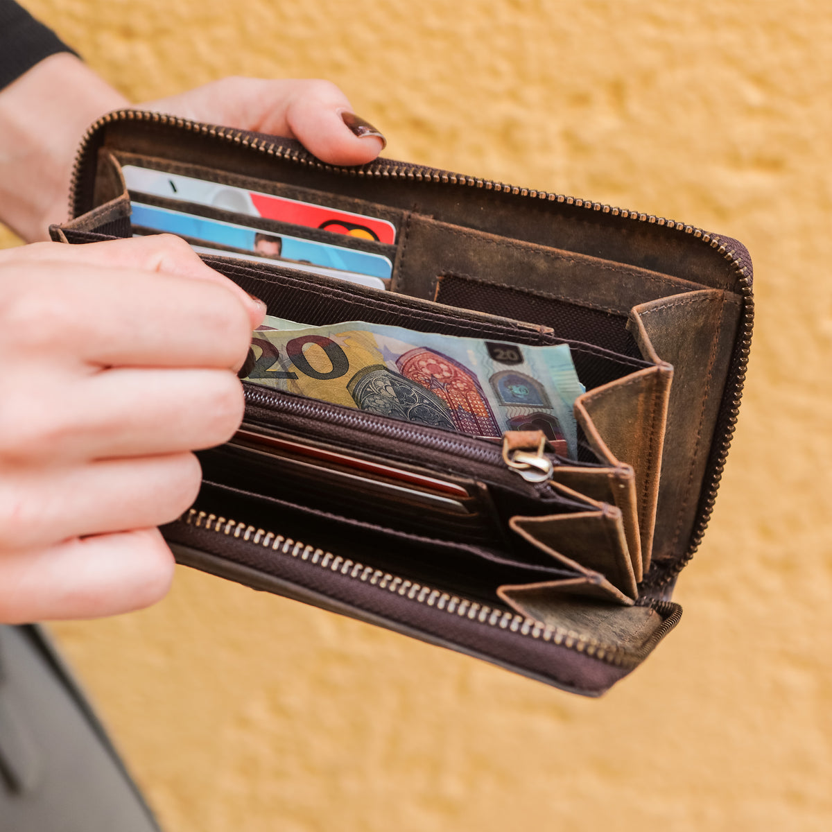 Classic Wallet Gretl made of buffalo leather, view 5