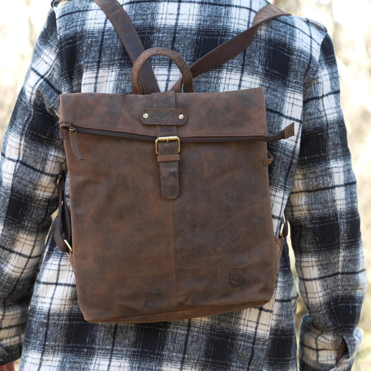 Person trägt braunen Hodalump Rucksack aus Leder im rustikalen Vintage Stil.