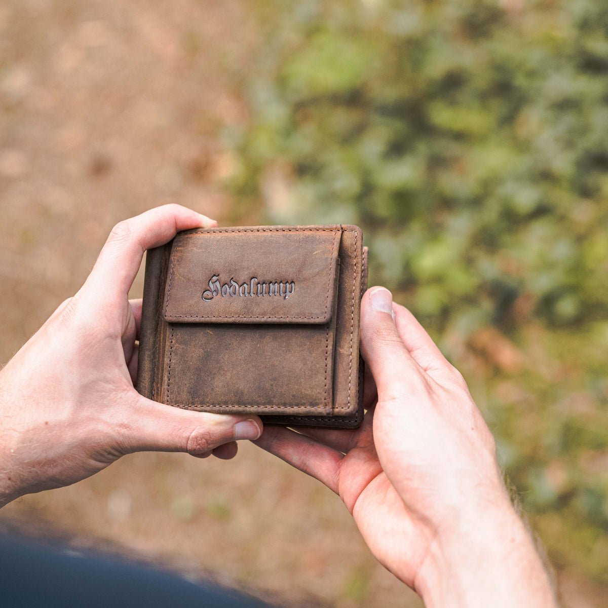 Schmale Herren-Geldbörse aus Leder mit Geldscheinclip als Slim-Wallet-Bauform