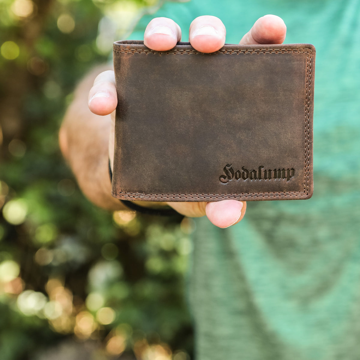 Brown men's leather wallet in a vintage look as a Christmas gift for men